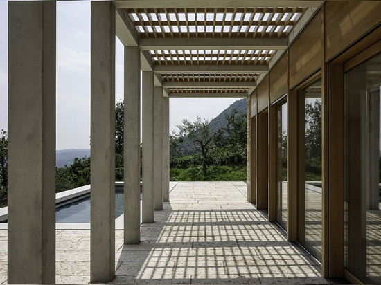 Le bois de construction et la structure en béton qui définit la façade principale de la conception met en référence l'architecture locale… Courtoisie de photographie des architectes de David Chippe...