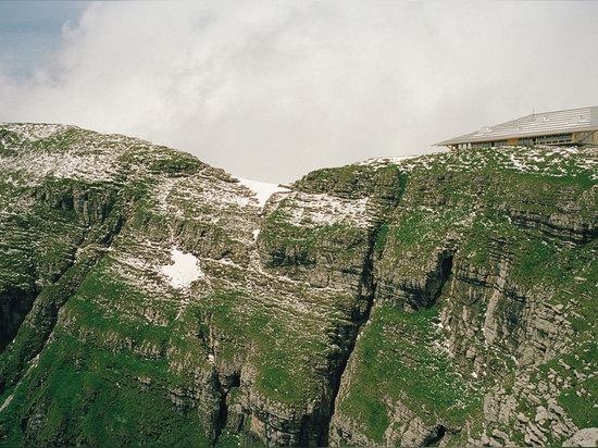 Chäserrugg est l'easternmost des sept crêtes qui comportent le massif de Churfirsten de la Suisse lisent plus au http://www.wallpaper.com/architecture/on-the-summit-herzog-de-meuron-complete-mounta...