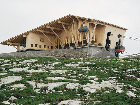 La façade en bois de la construction a été choisie « développent une langue et la matérialité qui adapte à la région de Toggenburg » a lu plus au http://www.wallpaper.com/architecture/on-the-summit...