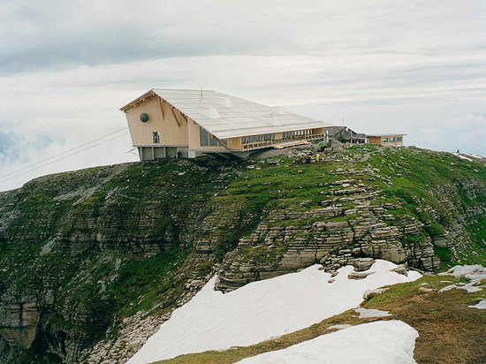 Des compagnies locales ont été impliquées dans la construction, tirant le meilleur du talent régional et les matériaux ont lu plus au http://www.wallpaper.com/architecture/on-the-summit-herzog-de-m...