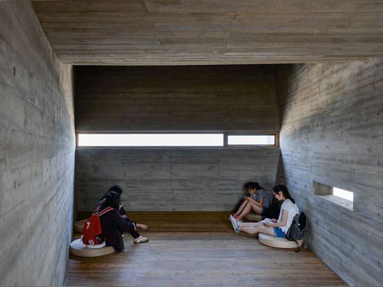 Chaque espace dans le bâtiment a sa propre approche à allumer ; par exemple, dans cette pièce de méditation, les petites fentes permettent la lumière dedans tout au long de la journée. Photographie...