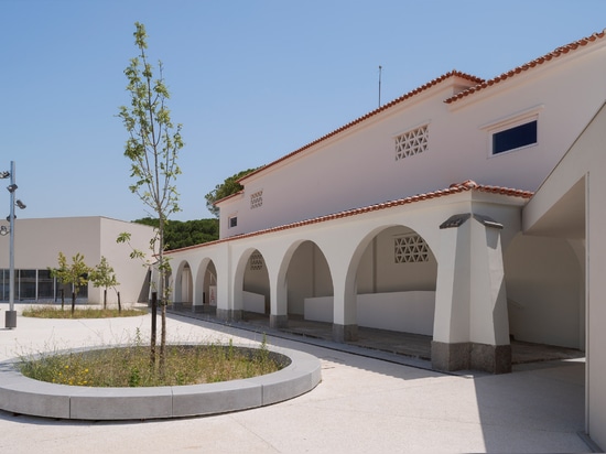 Des trous circulaires relient les terrains de jeux sur deux niveaux d'une école de Lisbonne