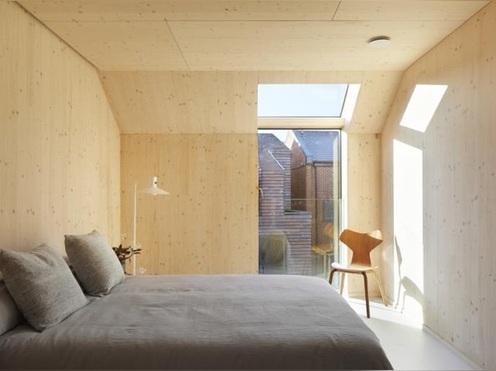 Les appartements de Peckham Rye de Tikari Works sont dotés d'un intérieur en bois apaisant