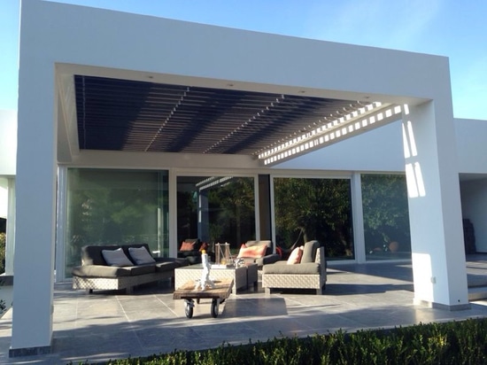 Pergola bioclimatique en aluminium