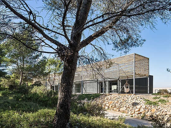 Architectes plaqués de CASSEROLE de panneaux "sandwich" en bois et en métal ? prolongation frappante d'école d'architecture de Marseille