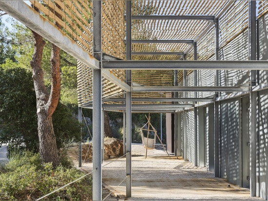 Architectes plaqués de CASSEROLE de panneaux "sandwich" en bois et en métal ? prolongation frappante d'école d'architecture de Marseille