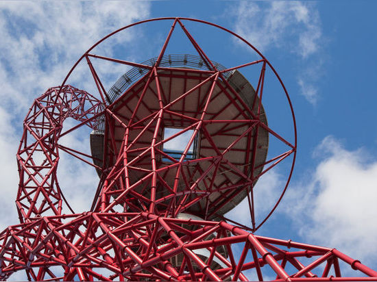 Monde ? s plus long et glissière de tunnel la plus grande à installer sur Anish Kapoor ? tour de s Londres