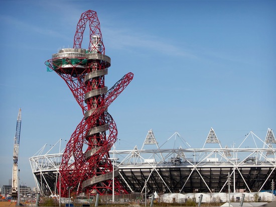 Monde ? s plus long et glissière de tunnel la plus grande à installer sur Anish Kapoor ? tour de s Londres