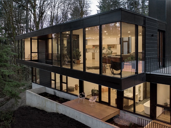 Des volumes de bois noir et de verre s'échelonnent dans les forêts de l'Oregon pour former la maison royale