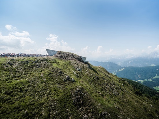 Zaha Hadid ? le musée de montagne de s Messner perce un tunnel par une crête alpestre