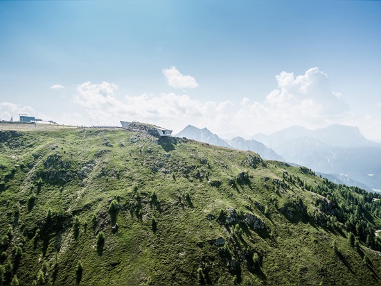 Zaha Hadid ? le musée de montagne de s Messner perce un tunnel par une crête alpestre