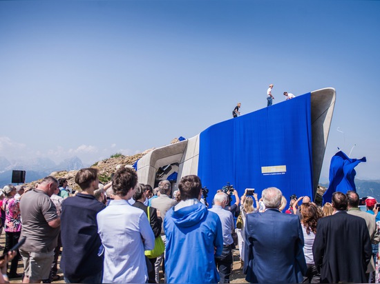 Zaha Hadid ? le musée de montagne de s Messner perce un tunnel par une crête alpestre