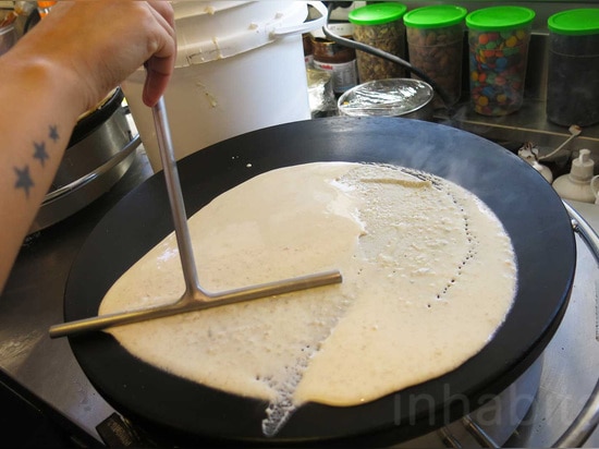 Le Crepe urbain est une stalle de floraison de nourriture de Buenos Aires dans un récipient d'expédition repurposed