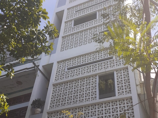 Les blocs de ciment des Viettilles avec une ventilation naturelle, brisant le design des maisons de rue.