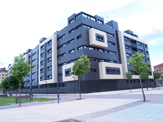 Façade ventilée en céramique dans un complexe résidentiel "Camino de la Plata"