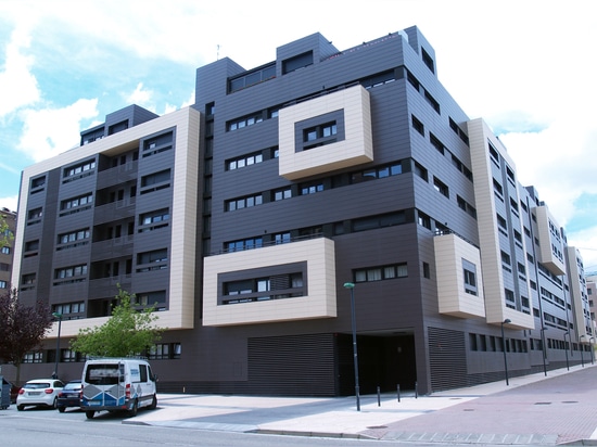 Façade ventilée en céramique dans un complexe résidentiel "Camino de la Plata"