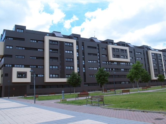 Façade ventilée en céramique dans un complexe résidentiel "Camino de la Plata"