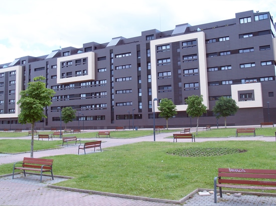 Façade ventilée en céramique dans un complexe résidentiel "Camino de la Plata"