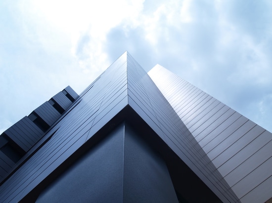 Façade ventilée en céramique dans un complexe résidentiel "Camino de la Plata"