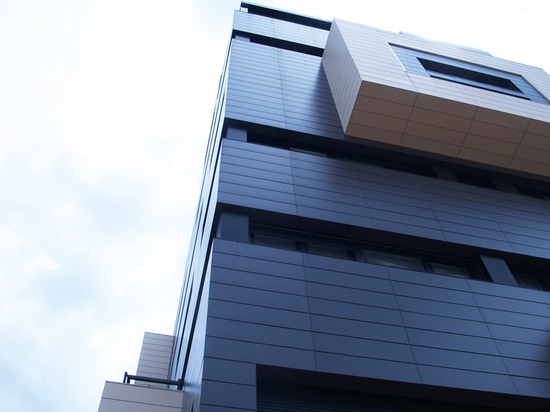 Façade ventilée en céramique dans un complexe résidentiel "Camino de la Plata"