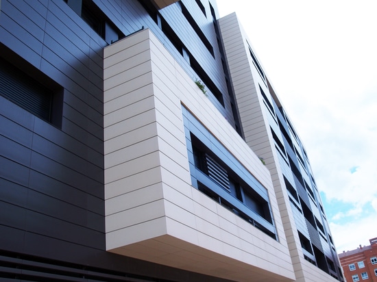 Façade ventilée en céramique dans un complexe résidentiel "Camino de la Plata"