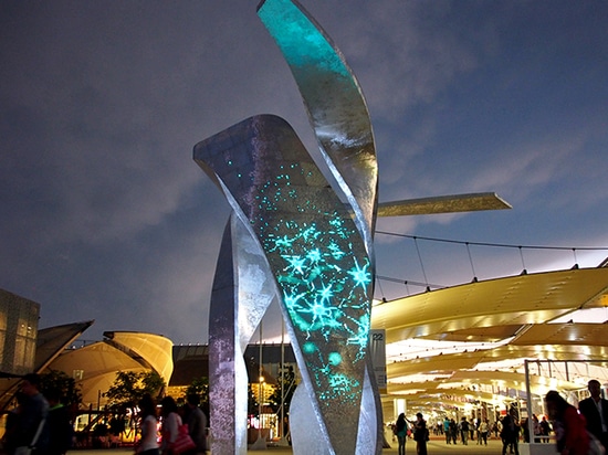 Les sculptures servent de portes à l'expo du monde de Milan, et leurs lumières se développantes en spirales de LED peuvent être vues de 164 pieds loin. Lisez plus : Daniel Libeskind et Immersive ? ...