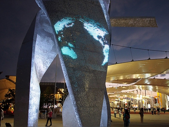 L'expo de Libeskind de sculptures en technologie d'art d'Immersive Ltd Milan 2015 a lu plus : Daniel Libeskind et Immersive ? la fleur spectaculaire de tours légères de s LED en technologie d'art d...