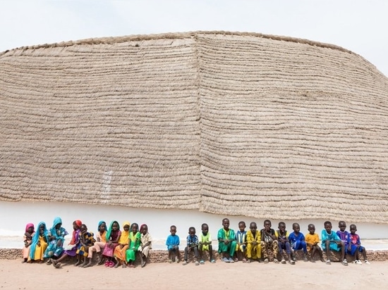 Toshiko Mori termine l'école de fass de forme ovale et la résidence des enseignants dans le lointain Sénégal