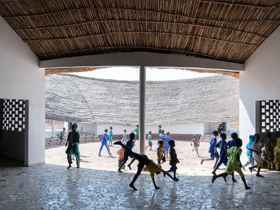 Toshiko Mori termine l'école de fass de forme ovale et la résidence des enseignants dans le lointain Sénégal