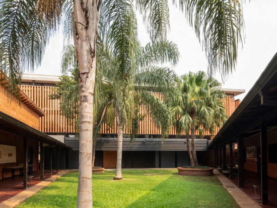 Une école idéale au Paraguay, avec des patios tropicaux et des matériaux naturels