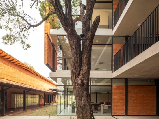 Une école idéale au Paraguay, avec des patios tropicaux et des matériaux naturels