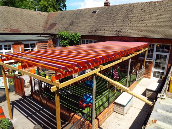 Auvent de l'école maternelle Huggets avec pergola Cospilouvre