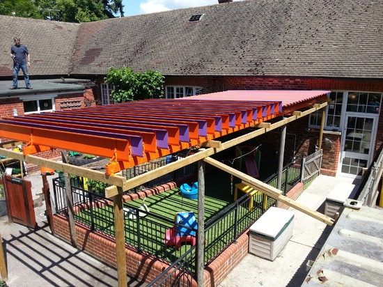 Auvent de l'école maternelle Huggets avec pergola Cospilouvre