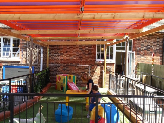 Auvent de l'école maternelle Huggets avec pergola Cospilouvre