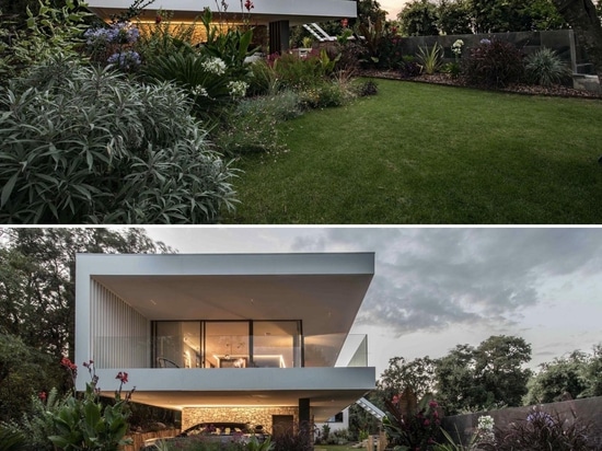 Une longue extension a été ajoutée à cette maison en France