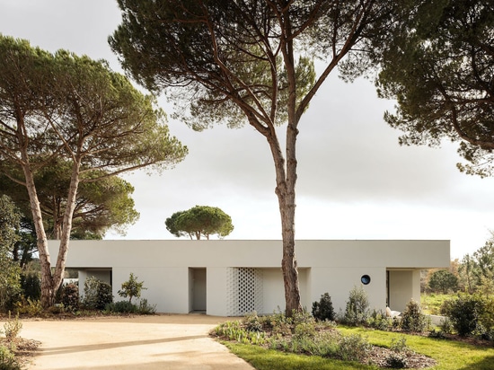 Casa Meco : La géométrie du béton dans une maison de vacances