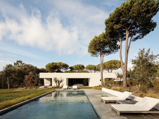 Casa Meco : La géométrie du béton dans une maison de vacances