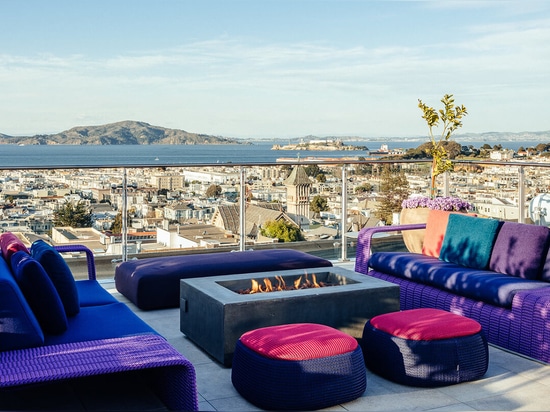 UN APPARTEMENT MODERNE AU SOMMET D'UNE COLLINE DE SAN FRANCISCO