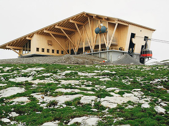 Le restaurant de Chäserrugg est situé dans une station de sports d'hiver dans la région de Toggenburg de la Suisse, à une altitude d'environ 2.260 mètres (7.414 pieds). Lisez plus : La station alpe...