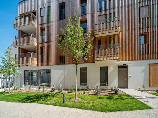 Bien que les bâtiments soient la plupart du temps plaqués en bois, les bases structurales sont faites à partir du béton blanc pour améliorer l'isolation thermique. Lisez plus : Le logement parisien...