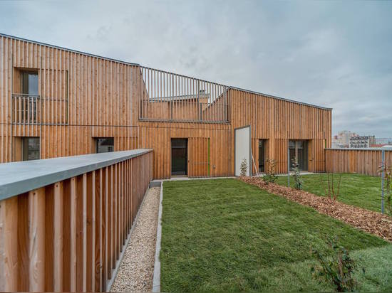 Les jardins flanquent les trois structures au niveau de rue et sont également situés sur deux dessus de toit accessibles.