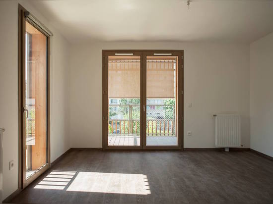 Chaque appartement offre une double ou triple orientation pour maximiser le jour normal. Lisez plus : Le logement parisien préfabriqué est plaqué dans une façade de bois de construction de double-p...