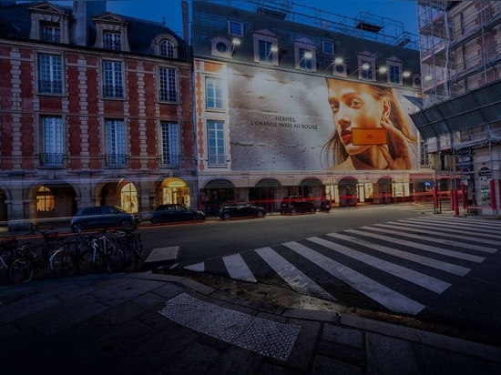 Panneau d'affichage grand format sur la place Vosges, à Paris. Photo mise en ligne le 16 juillet 2020. Avec l'aimable autorisation de LightAir.