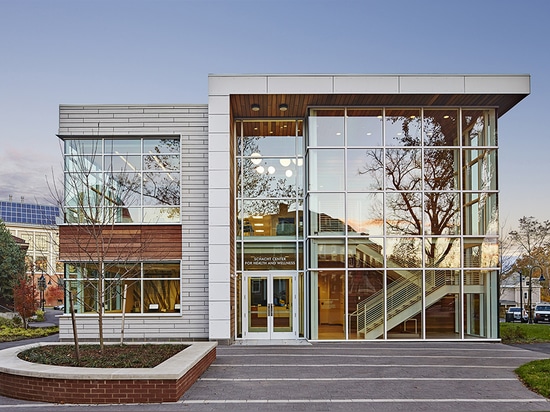 Le bâtiment ? le façade en verre de s donne à des visiteurs des avis primitifs des collines et du fleuve qui entourent le campus d'université de Smith, aussi bien qu'un raccordement visuel à la gym...