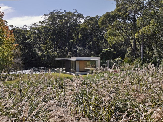 Son site éloigné et conception minimaliste créent un environnement de détente qui calme des visiteurs en les immergeant dans la nature. Lisez plus : Le pavillon en verre Miesian-inspiré magnifique ...