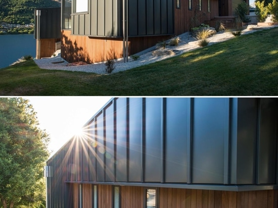 Cette maison à flanc de colline avec un revêtement métallique noir a été conçue pour maximiser la vue sur le lac