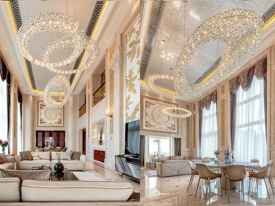 UN LUSTRE DE CRISTAL GRANDIOSE DANS UN INTÉRIEUR LUXUEUX