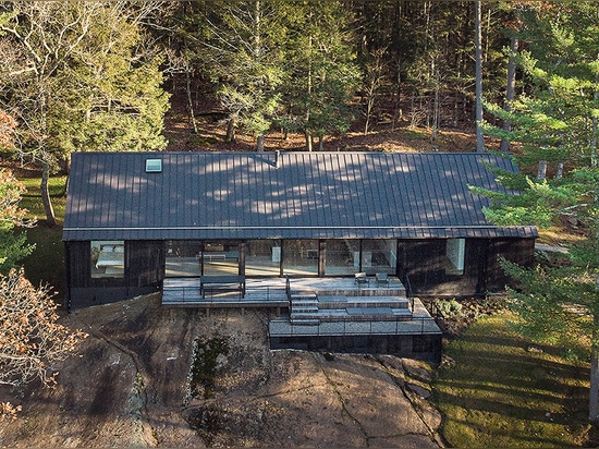 La maison de la lisière de Desai Chia atteint le minimalisme dans la nature