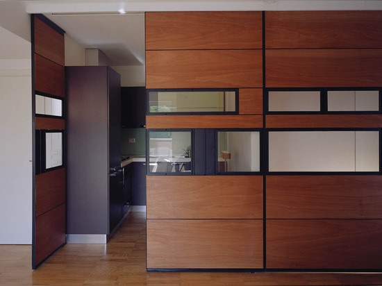 Chaque unité a sa propres cuisine, salle de bains, chambre à coucher et secteur vivant, mais la continuité visuelle a été établie par l'utilisation du plancher semblable de parquet de matériaux, pa...