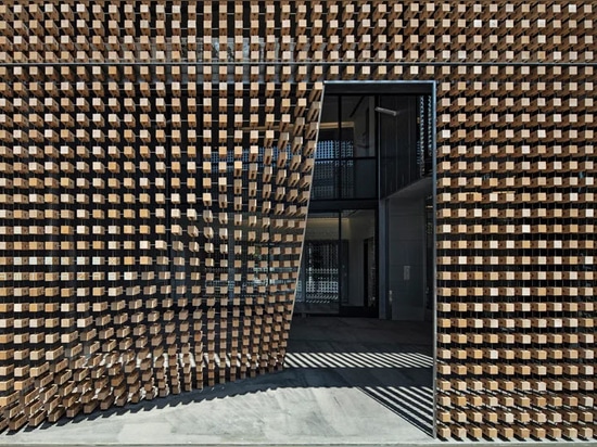 Tsukagoshi Miyashita Sekkei arrange des cubes en bois pour former un "rideau de bois" à Tokyo